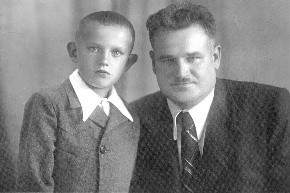 Я с отцом в 1953 году Гдето в пятом классе я увлекся радиотехникой - фото 17