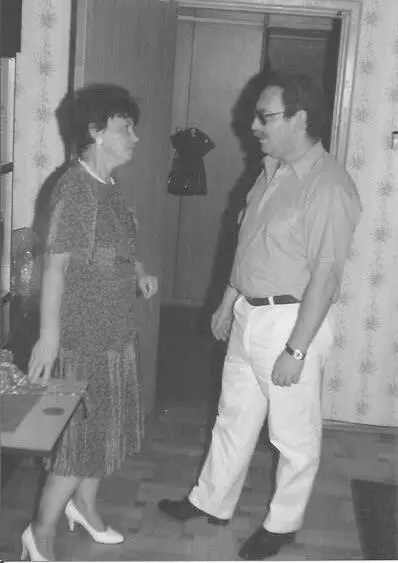 Валерий Быстрицкий с моей женой в 1995 году Из музеев я регулярно посещал - фото 24