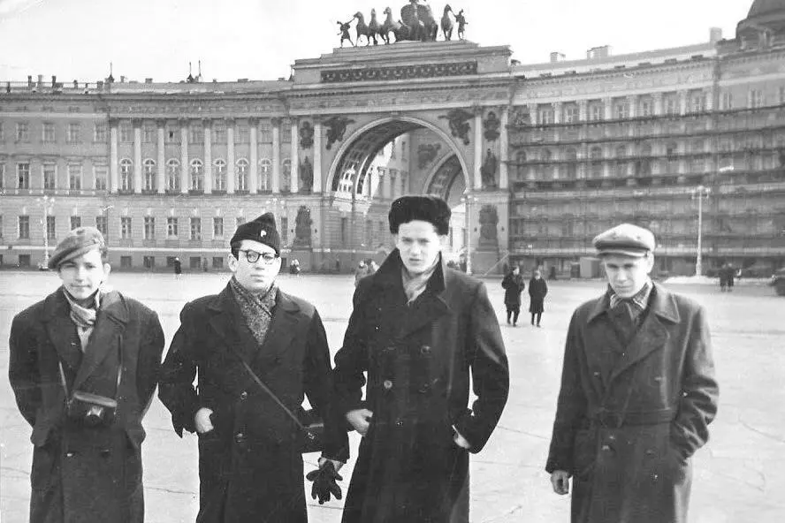 На Дворцовой площади с друзьямиодноклассниками Слева направо Г Ламм В - фото 27