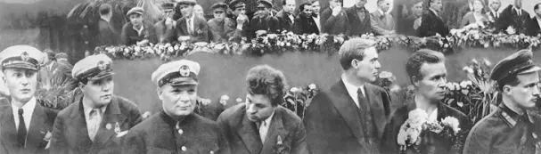Летчики первые Герои Советского Союза и спасенные ими челюскинцы на Красной - фото 155