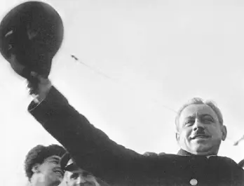 И Д Папанин на станции Северный полюс1 1938 г Папанинцы были еще на - фото 157