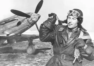 А И Покрышкин 1942 г А И Покрышкин на параде Победы 1945 г В годы - фото 165