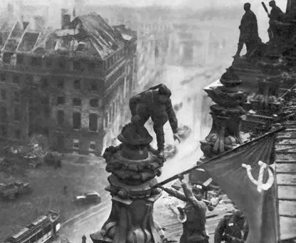 Знамя над Рейхстагом Май 1945 г В семье по два Героя Однако возвратимся к - фото 174