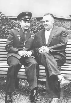 Ю А Гагарин и С П Королев Май 1961 г В августе 1961 года второй полет в - фото 181