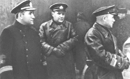Командующий Черноморским флотом вицеадмирал Ф С Октябрьский дивизионный - фото 264