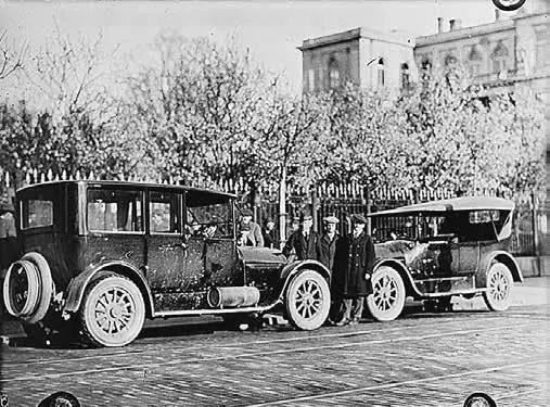 Американские Кадиллаки у правительственного офиса Белград 17 сентября 1920 - фото 16