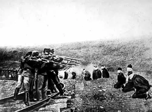 Расстрел сербских пленных австровенгерскими солдатами 19141915 В считаные - фото 21