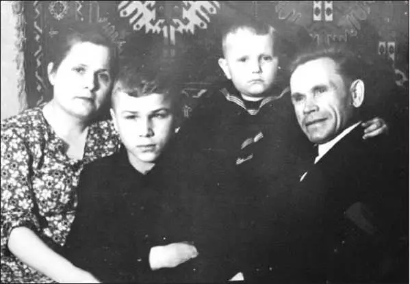 Семья М Г Маркова 1944 г ЛК НА 8897 Как отмечал Н А Мерт в ходе - фото 11