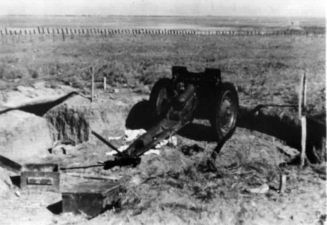 Позиция советской 76мм полковой пушки обр 1927 г на Перекопе NARA Войска - фото 7