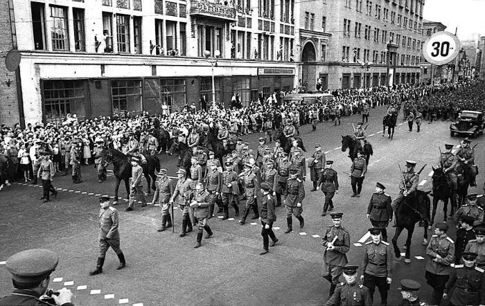 Колонна немецких военнопленных во время марша побежденных в Москве 17 июля - фото 3