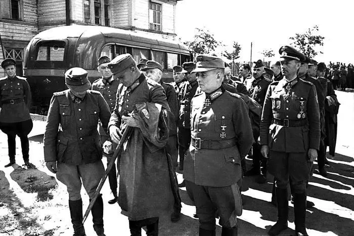 Немецкие генералы взятые в плен в ходе операции Багратион перед маршем - фото 4