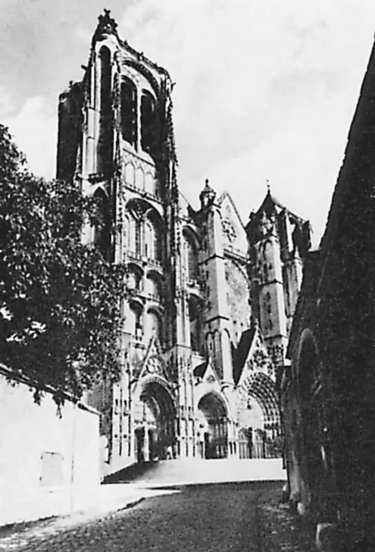 Фасад готического собора в Бурже Собор Парижской Богоматери или Notre Dame de - фото 12