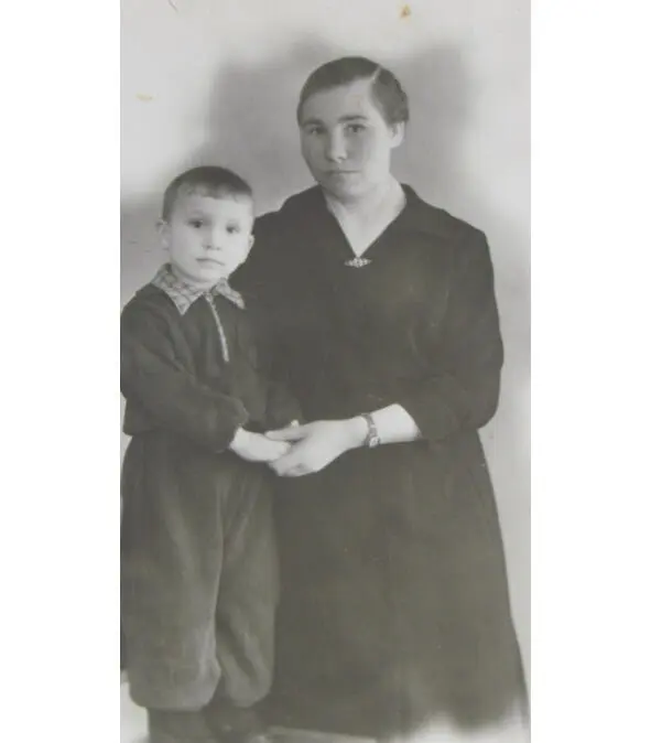 Вова Яковенко с мамой Бубновой Лидией Он был коренастого телосложения с - фото 3