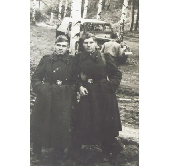 Яковенко Евгений справа с сослуживцем в годы службы в армии Первое время - фото 4