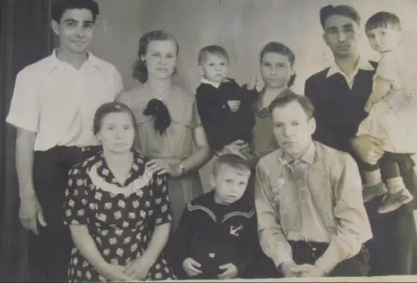 Владимир Яковенко внизу слева бабушка Стеша справа дедушка Сережа Выше - фото 6