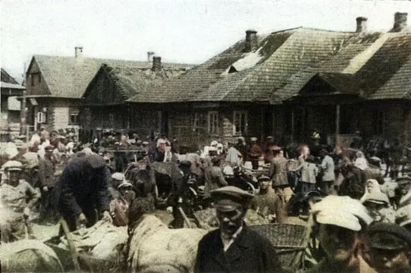Рыночная площадь в Волпе на которой собрали евреев перед депортацией - фото 32