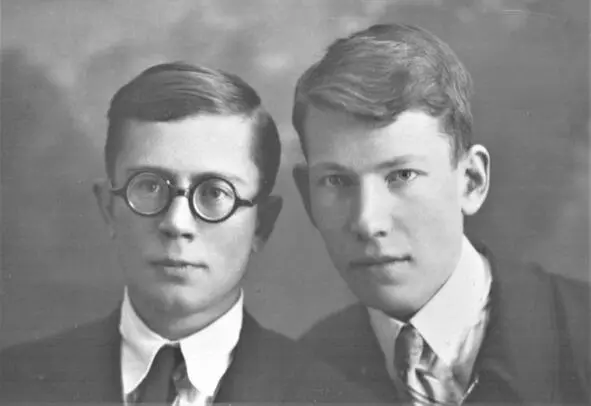 Владимир и Петр 1937 год Школьные годы Нашим воспитанием занималась мама - фото 12