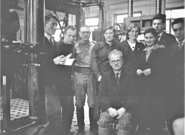 В лаборатории кафедры Сопротивления материалов 1938 год Из любимых - фото 25