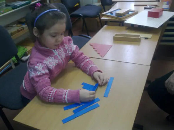 Четырёхлетняя Нирмала учится складывать и вычитать числа с помощью - фото 2
