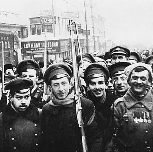 Восставший народ на улице Петрограда февраль 1917 года Но все это к - фото 5