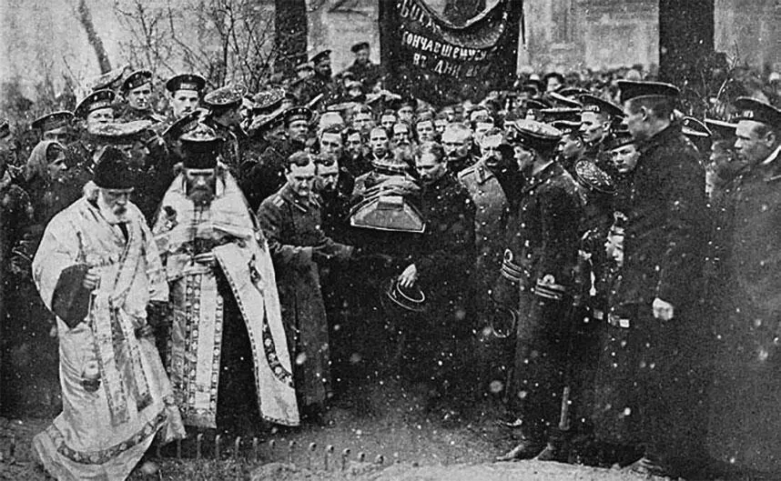 Похороны убитого матросами морского офицера К 15 марта 1917 года Балтийский - фото 7