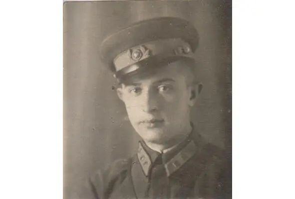 Евгений Павлович Иванов в 1942 г после присвоения звания лейтенанта Несмотря - фото 3