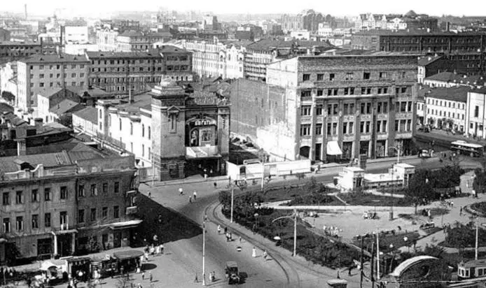 1934 г Слева театр Сатиры в доме где прежде размещался ресторан Альказар - фото 7