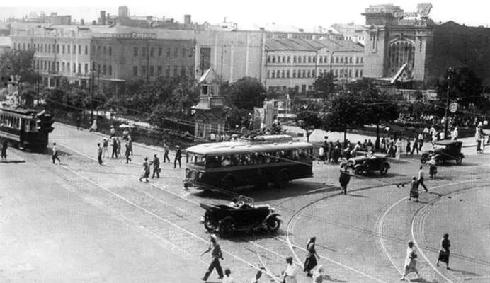 1930е гг Слева в начале Большой Садовой театр Сатиры Справа кинотеатр - фото 8