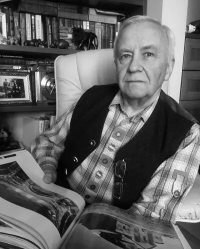 Родился в 1948 г Окончил физический факультет университета Служил в армии - фото 2