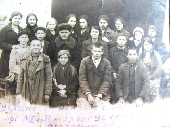 1940 г 7 класс школы 23 ст Бжедуховской Вася Локтионов второй слева в - фото 70