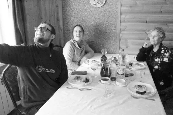 С Олегом и его женой Ириной в кафе Ямбург 28 февраля В последние годы мы - фото 1