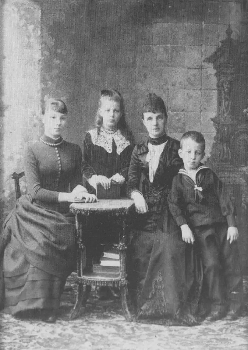 Семейная фотография в домашнем интерьере сделанная незадолго до рождения Эры - фото 8