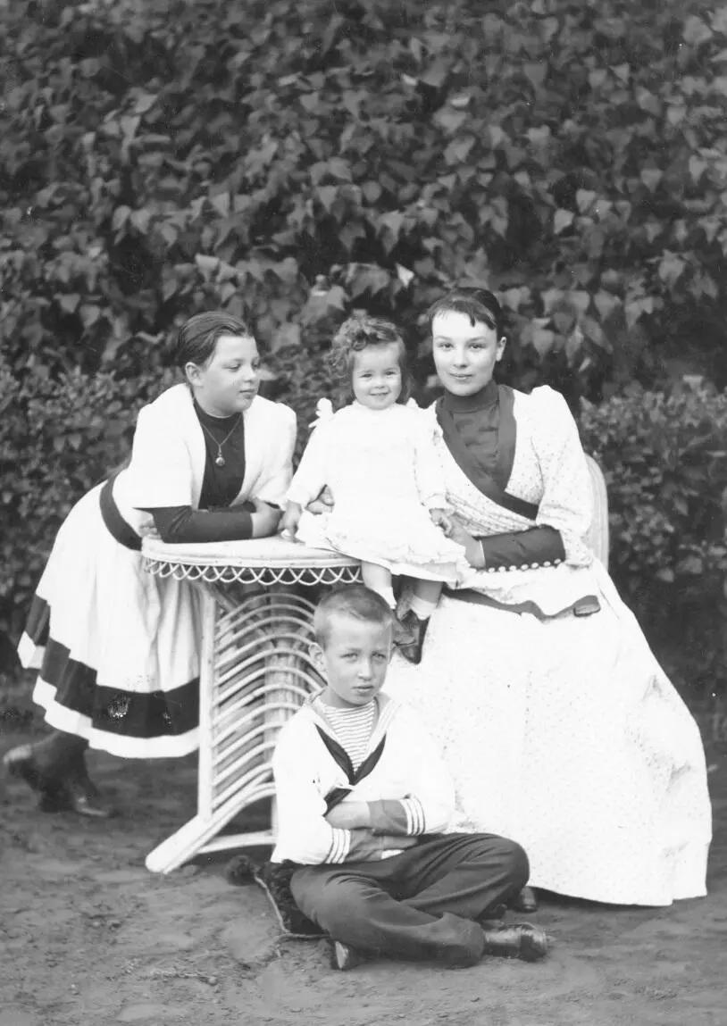 Семейная фотография в саду в Троицком Вверху слева направо Ольга Эра и Мэри - фото 9