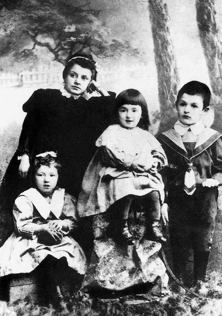 Юная Фаина с сестрой Беллой слева и братом справа Молодая Фаина Раневская - фото 7