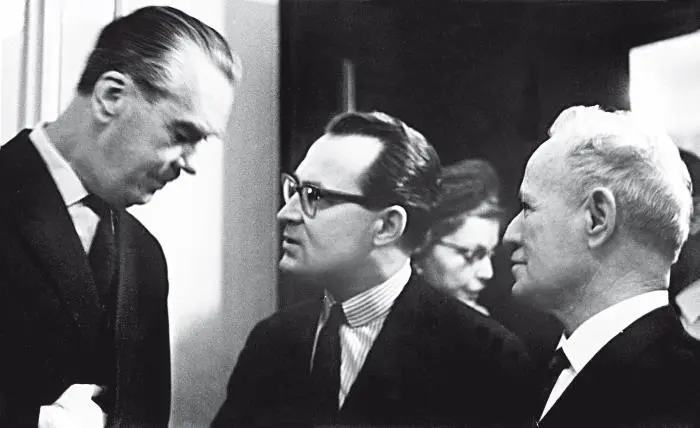 М Шолохов крайний справа беседует с шведским писателем Артуром Лундквистом В - фото 5