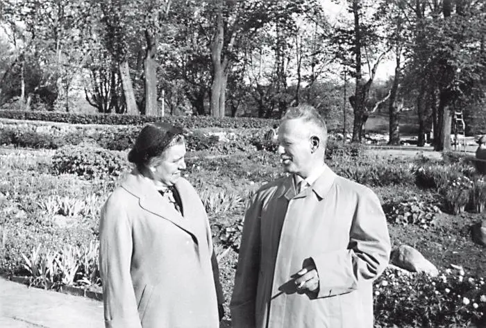 М Шолохов на прогулке с женой в Нобелпарке Стокгольма Правление Союза обществ - фото 6