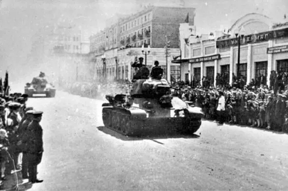 Проводы в Челябинске 9 мая 1943 года Фото из музея ЧТЗ Так и случилось все - фото 16
