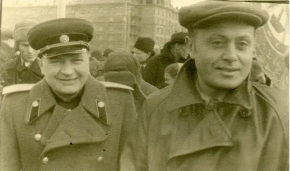 Духов и Балжи на демонстрации Фото из музея ЧТЗ У него было три звезды Героя - фото 6