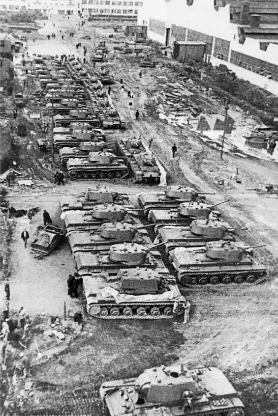 Тяжелые танки во дворе завода Фото из музея ЧТЗ В августе 1944 года конвейер - фото 10