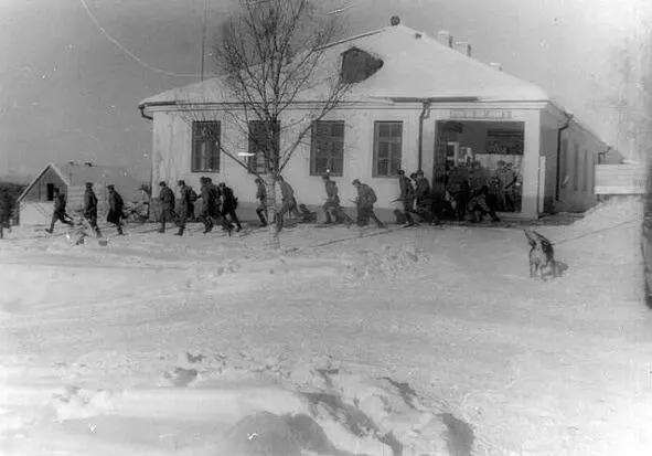 Много с той поры минуло побелела голова Но забыть не хочет сердце и не - фото 6