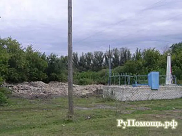 Трибуна на главной площади посёлка На заднем плане развалины кинотеатра - фото 16