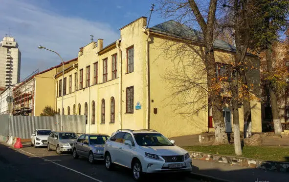 Двухэтажное здание с зубчатым фасадом построенное в начале ХIХ века по - фото 41