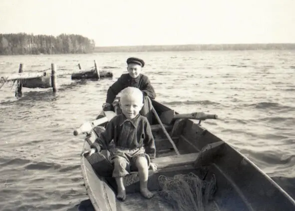 Я с братом Сергеем вернулись с проверки короткой сети Улов спрятан 1957 год - фото 2