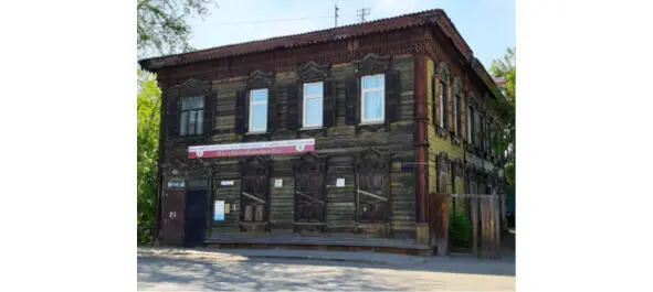 Дом Лаврентьевой За ним крашеный в сурик особняк Иванова с доходным домом В - фото 104