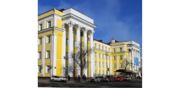 Университет иностранных языков Продвигаясь дальше вдоль площади можно увидеть - фото 55
