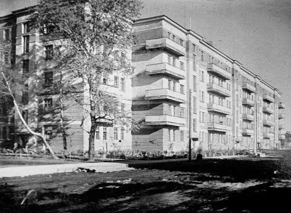 Первая в истории Иркутска пятиэтажка Сворачиваем налево и справа вырисовывается - фото 69