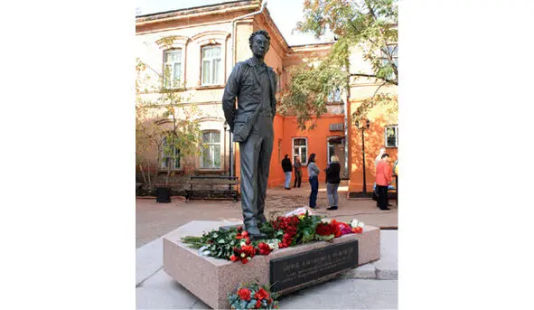 Дракон в сквере Ю Ножикова Продолжая путь по этой улице слева мы замечаем ещё - фото 82