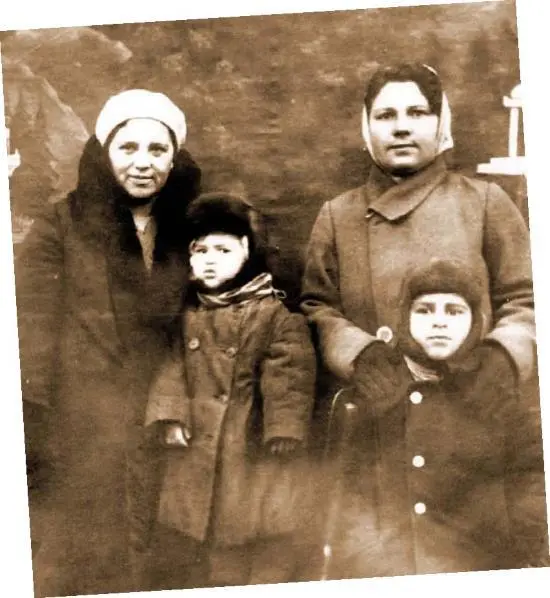 Мама мамина подруга старший брат Вова и я Дедушка Марк Абрамович и бабушка - фото 4