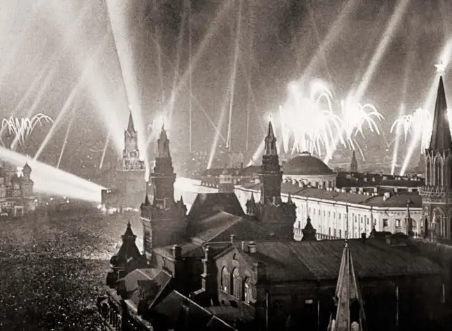 5 августа 1943 года Первый салют в Москве Мы были в страшном испуге Мама - фото 16