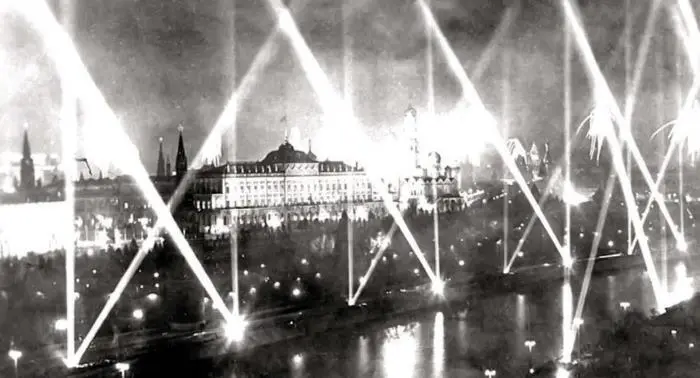 9 мая 1945 года Салют Победы в Москве Забегая немного вперёд хочу сказать - фото 19